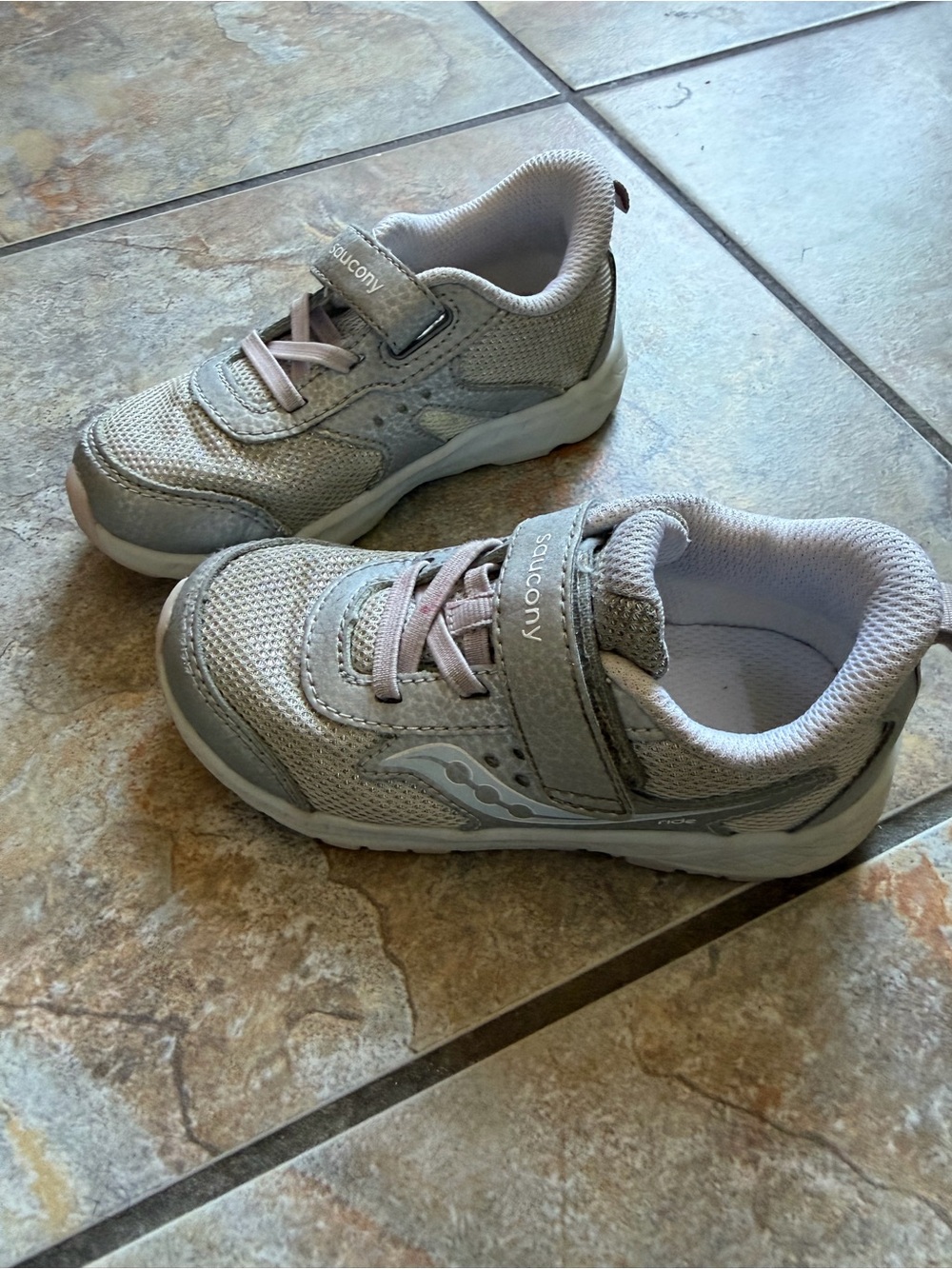 Saucony Kids Gray and Pink Hook-and-Loop Sneakers 8.5T